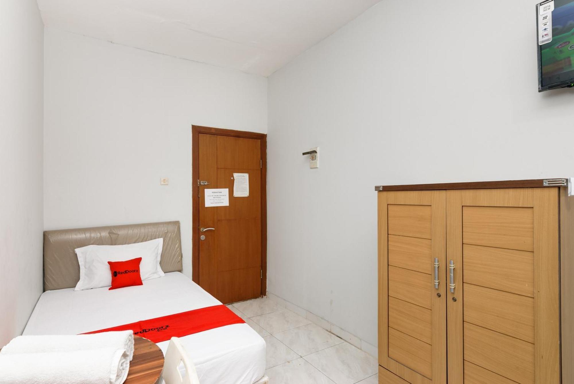Отель Reddoorz Near Mandaya Royal Hospital Puri Тангеранг Экстерьер фото
