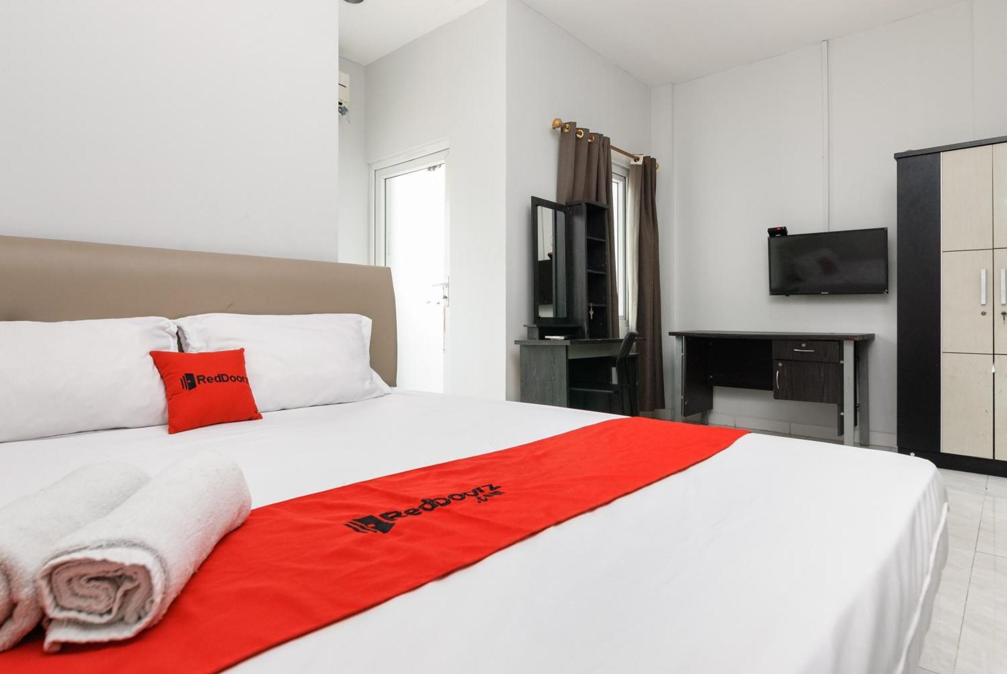 Отель Reddoorz Near Mandaya Royal Hospital Puri Тангеранг Экстерьер фото