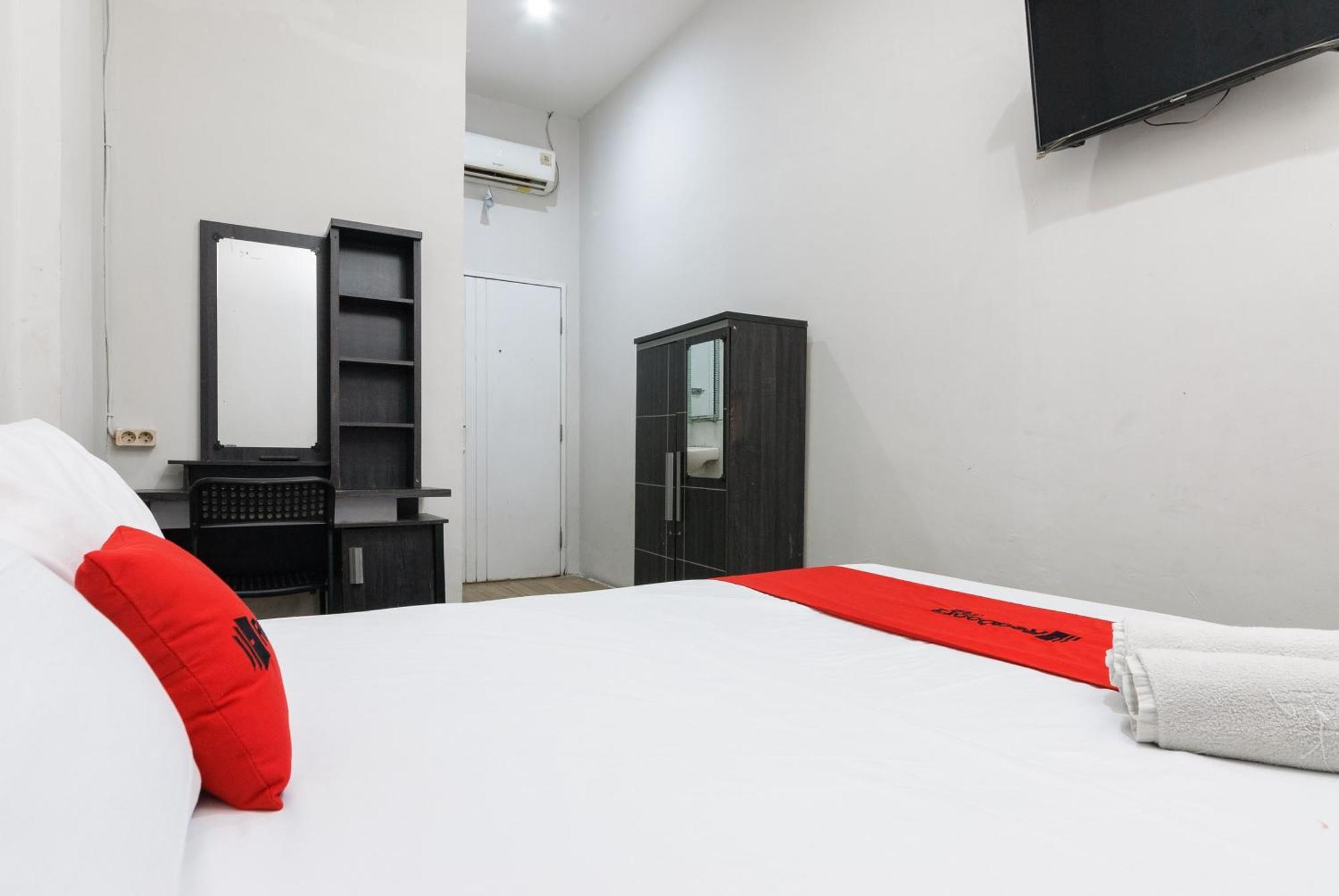 Отель Reddoorz Near Mandaya Royal Hospital Puri Тангеранг Экстерьер фото