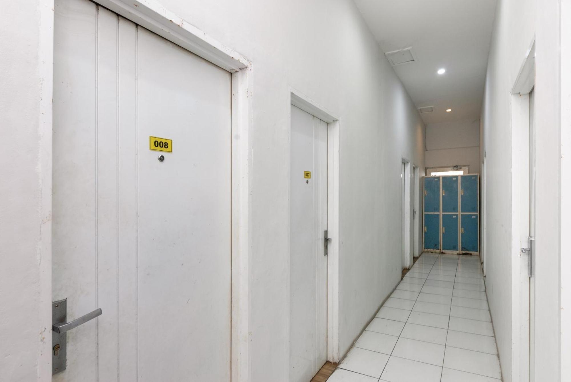 Отель Reddoorz Near Mandaya Royal Hospital Puri Тангеранг Экстерьер фото