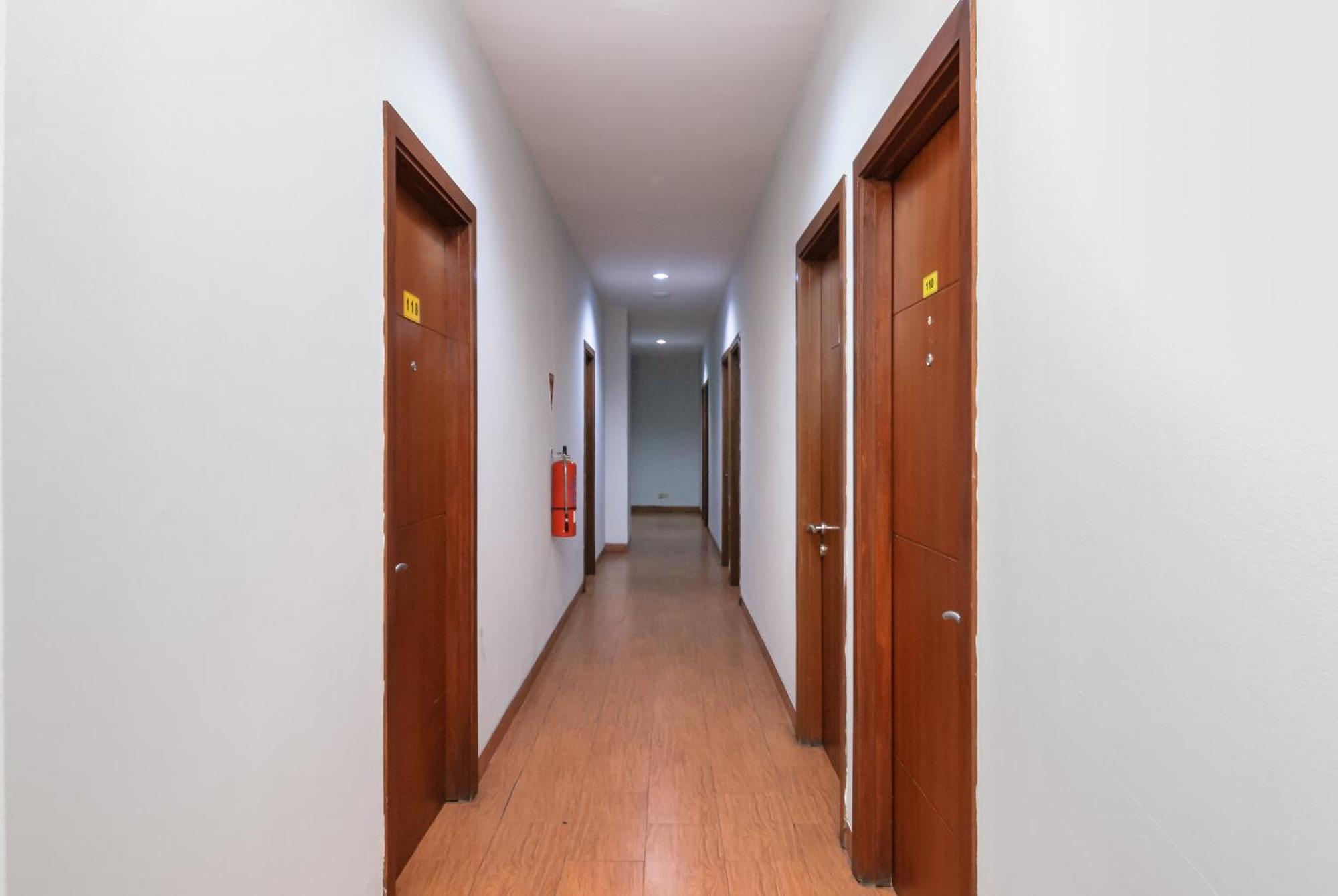 Отель Reddoorz Near Mandaya Royal Hospital Puri Тангеранг Экстерьер фото