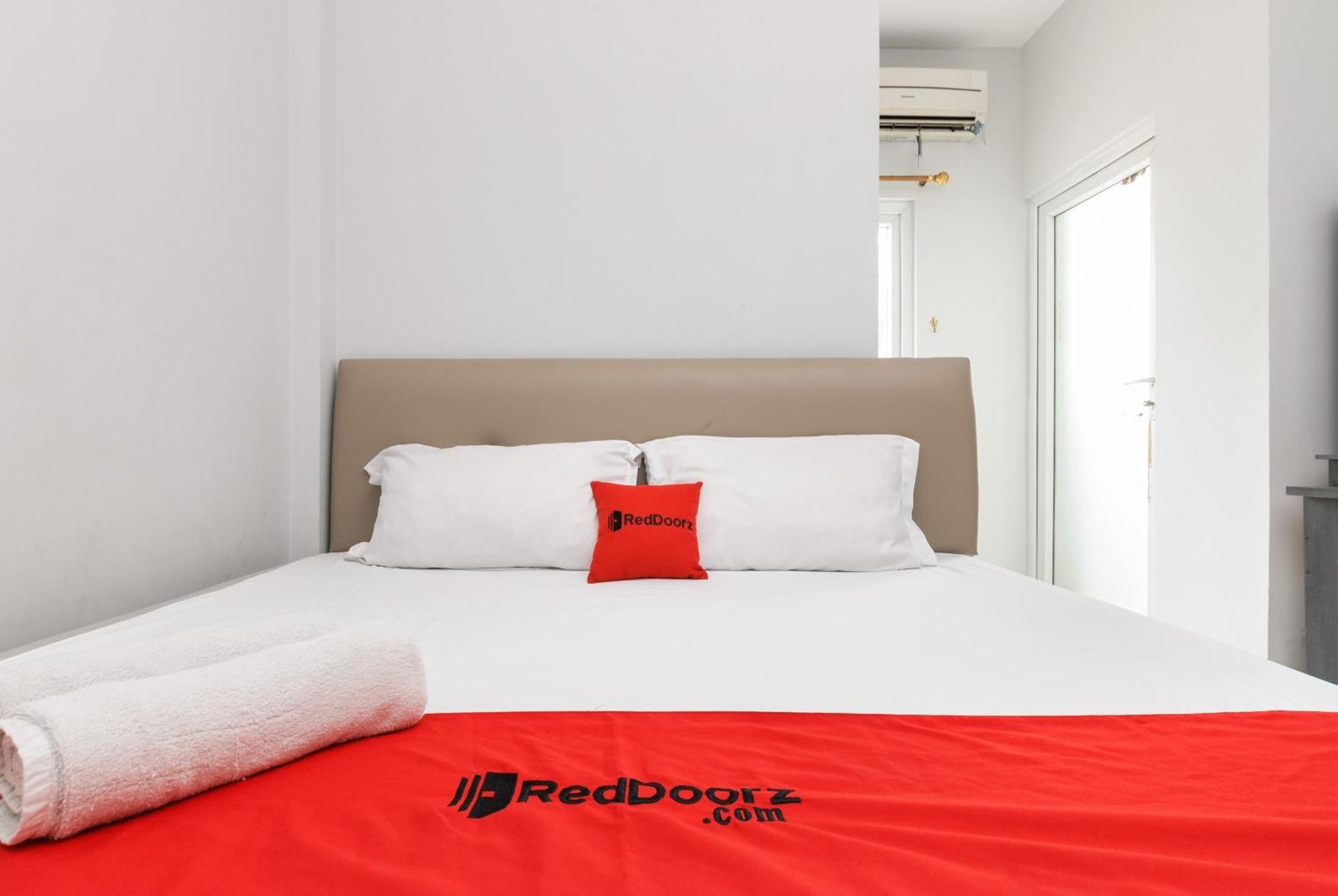Отель Reddoorz Near Mandaya Royal Hospital Puri Тангеранг Экстерьер фото