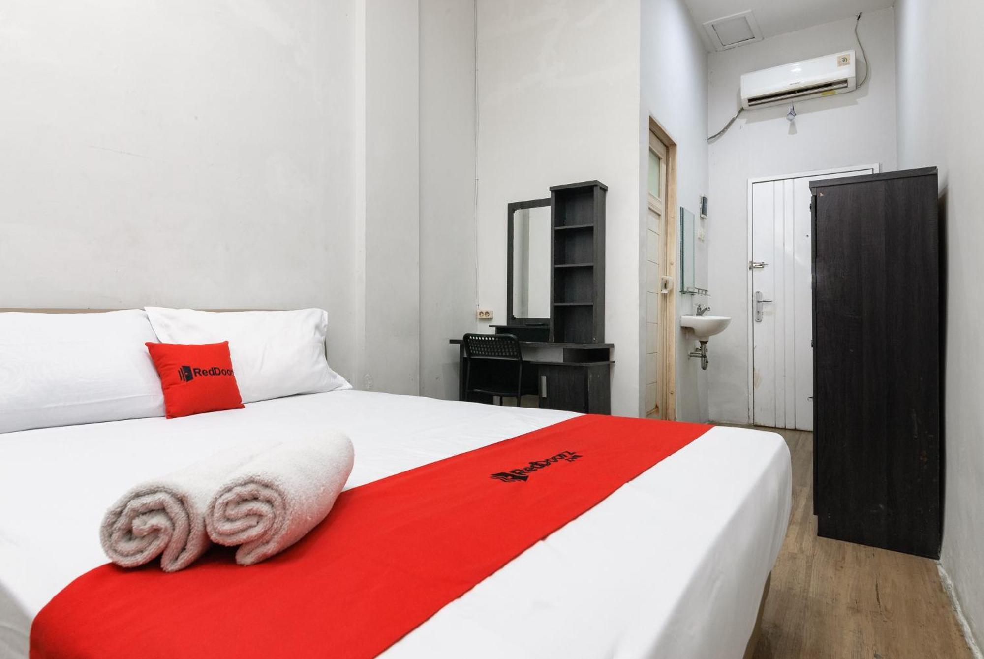 Отель Reddoorz Near Mandaya Royal Hospital Puri Тангеранг Экстерьер фото